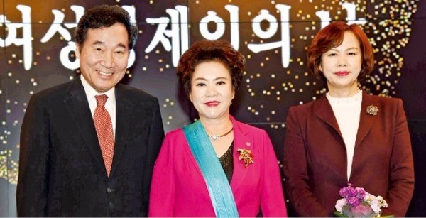 ▲2017년 11월 제21회 여성경제인의 날 기념식에서 이낙연 국무총리(왼쪽)가 김순자 한성식품 대표(가운데)에게 금탑산업훈장을 수여했다. 오른쪽은 김 대표의 동생인 김순진 한성식품 부사장