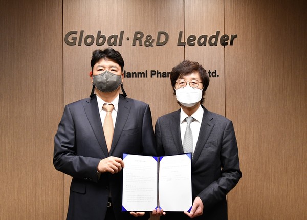 ▲한미약품 권세창 대표(오른쪽)와 PHC 최인환 대표가 MOU 체결 후 기념촬영을 하고 있다