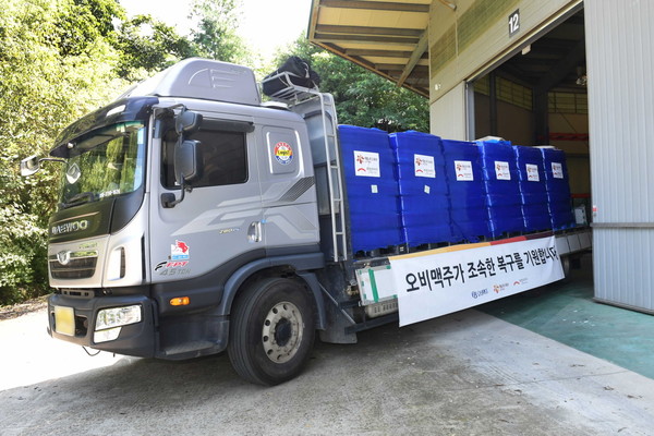 ▲오비맥주 생수를 실은 차량이 희망브리지 파주 물류센터에서 강원도 동해시청으로 출발하고 있다