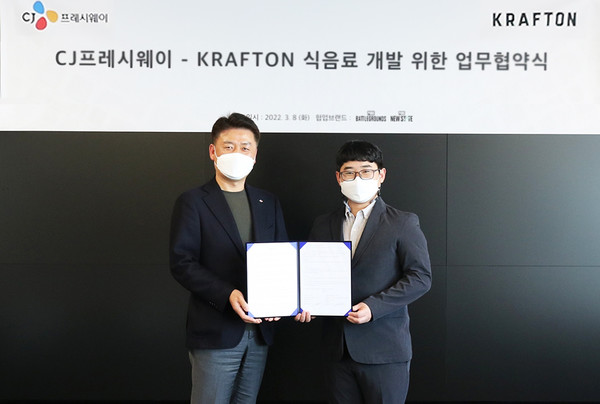 ▲지난 8일 서울 강남구 테헤란로에 위치한 크래프톤 본사에서 CJ프레시웨이 강연중 전략사업본부장(왼쪽)과 크래프톤 이강석 아시아 사업실장(오른쪽)이 식음료 개발을 위한 업무협약 체결 후 기념촬영을 하고 있다