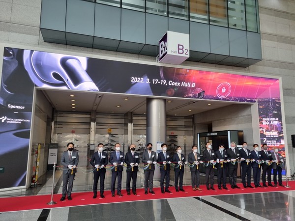 ▲17일 열린 ‘xEV 트렌드 코리아 2022’ 개최식에서 참석자들이 테이프커팅을 하고 있다.