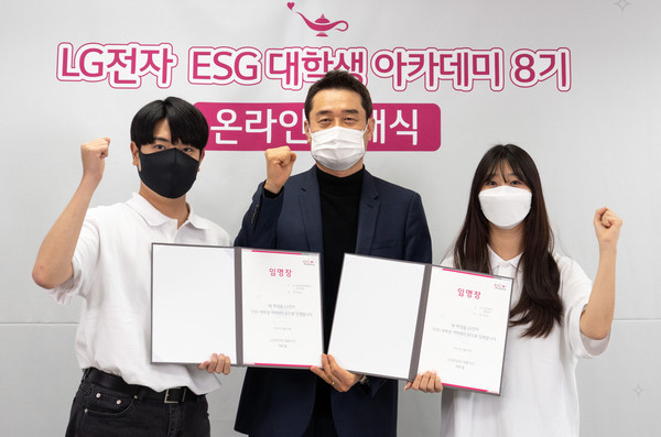 ▲ LG전자 대외협력담당 윤대식 전무(왼쪽에서 두 번째)가 행사 현장에 대표로 참석한 아카데미 학생들과 함께 기념촬영을 하고 있다.