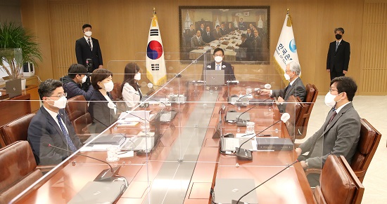 ▲ 주상영 금융통화위원(의장 직무대행)이 14일 오전 서울 중구 한국은행에서 열린 금융통화위원회 본회의에서 회의를 주재하고 있다.