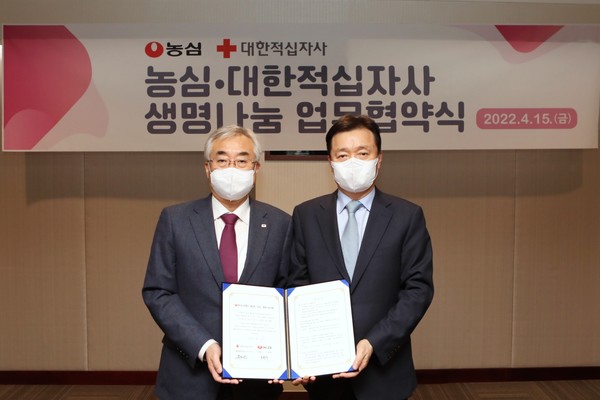 ▲이병학 농심 대표이사(오른쪽)와 조남선 대한적십자사 혈액관리본부장