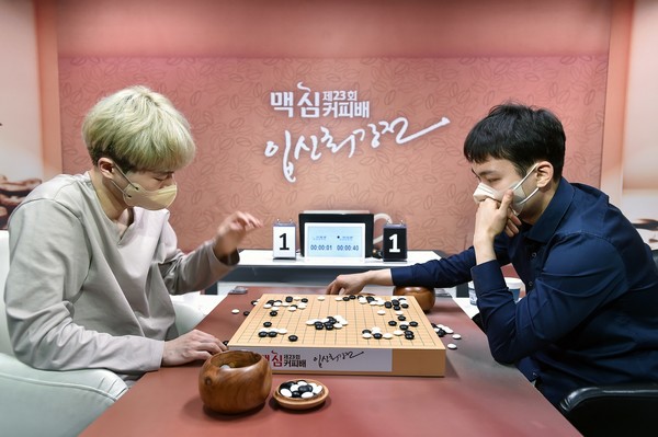 ▲지난 18일 개최된 제23회 맥심커피배 입신최강전 결승 2국에서 우승자 박정환 9단(오른쪽)과 준우승자 이동훈 9단이 대국을 두고 있다