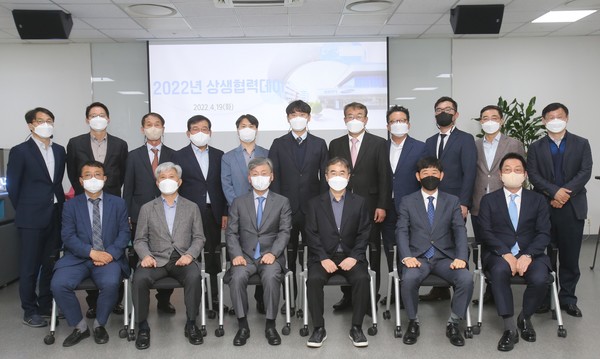 ▲[참고사진]삼성전기 대표이사 장덕현 사장이 상생협력데이 참석한 협력사 대표들과 기념사진을 촬영하고 있다.(앞줄 오른쪽에서 3번째)