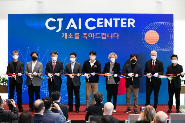 ▲20일 오후 서울 신사동 신사스퀘어에서 열린 CJ AI센터 개소식에서 이치훈 센터장(가운데)를 비롯한 주요 참석자들이 테이프 커팅을 하고 있다