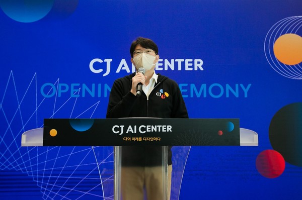 ▲20일 오후 서울 신사동 신사스퀘어에서 열린 CJ AI센터 개소식에서 이치훈 AI센터장이 환영사를 하고 있다