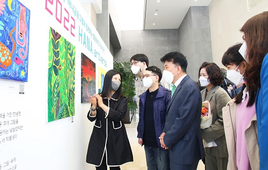▲ 함영주 하나금융그룹 회장(사진 왼쪽에서 네 번째)과 발달 장애인 작가들이 공모전 심사위원장인 김선아 한양대학교 교수(사진 왼쪽에서 첫 번째)로부터 작품 설명을 듣고 있다.