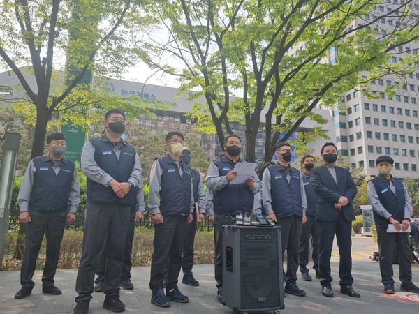 ▲ 선목래 쌍용자동차 노조 위원장(앞줄 왼쪽 세 번째)이 21일 한국거래소앞에서 '상장폐지 개선기간 연장' 기자회견에서 발언하고 있다.