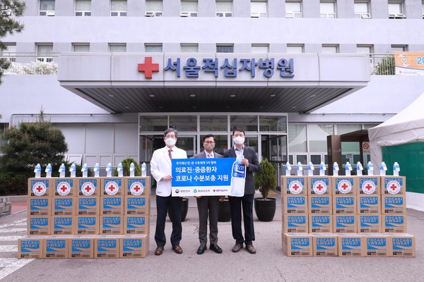 ▲(왼쪽부터) 문영수 적십자사 의료원장, 조익성 동아오츠카 대표이사, 박준동 행정안전부 수석전문관