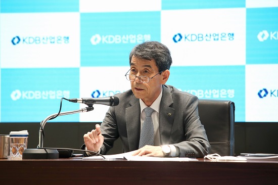 ▲ 이동걸 산업은행 회장이 2일 오후 열린 기자간담회에서 발언하고 있다.