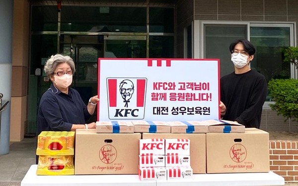 ▲김 씨(오른쪽)와 김익자 성우보육원장