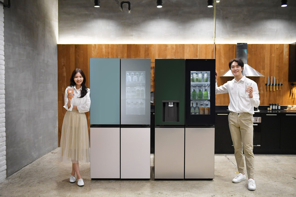 ▲모델들이 신제품(모델명: M873GTB471, 사진 왼쪽)과 크래프트 아이스 기능이 탑재된 LG 디오스 오브제컬렉션 얼음정수기 냉장고를 소개하고 있다.