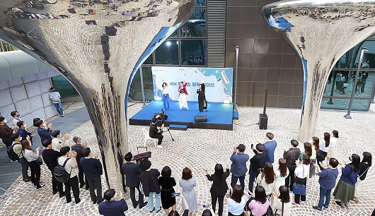 ▲ 지난 12일 서울 을지로 기업은행 본점 옆 ‘선큰가든’에서 열린 ‘IBK퇴근길 뮤직 라이브’에서 뮤지컬 배우 김현숙, 주아, 오기쁨이 ‘맘마미아 스페셜’ 공연을 진행하고 있는 모습