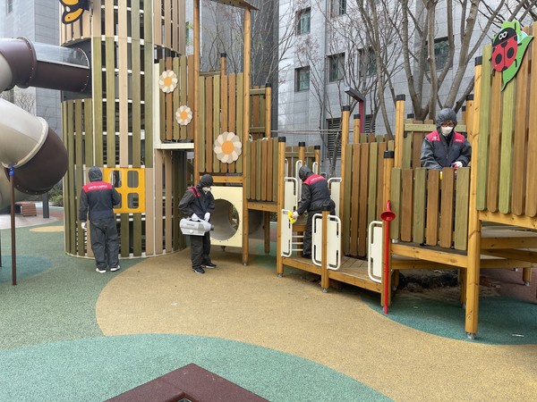 ▲롯데건설은 고덕 롯데캐슬 베네루체 아파트를 시작으로 전국 롯데캐슬 아파트에 코로나19 위기 극복 캠페인 방역 서비스를 실시했다.