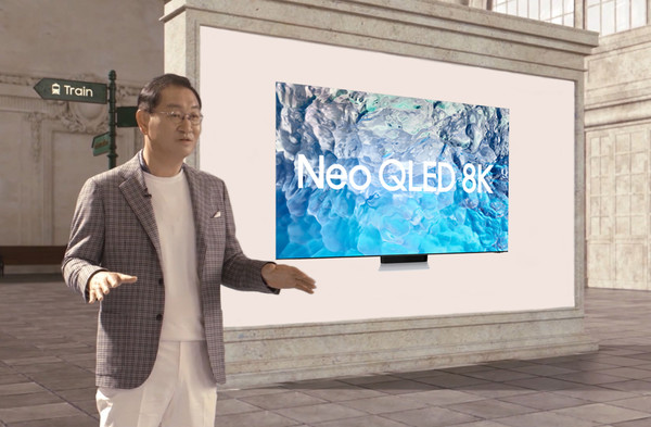 ▲한종희 삼성전자 DX부문장 부회장이 3월 30일 온라인으로 진행된 '언박스 앤 디스커버' 행사에서 네오 QLED 8K TV를 소개하고 있다.