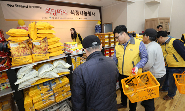 ▲이마트는 지난해 독거노인에게 보양식 키트를 지원했다. 