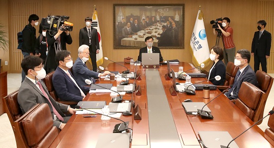 ▲ 지난 26일 한은 금통위가 기준금리 인상을 결정하자 주요 시중은행들이 발빠르게 주요 예·적금 금리인상에 나섰다.