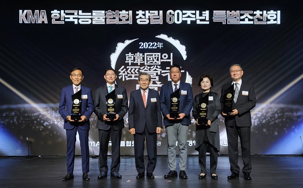 ▲왼쪽부터 김기남 삼성전자 종합기술원 회장, 조현준 효성그룹 회장, 이봉서 한국능률협회 회장, 정지선 현대백화점그룹 회장, 한현옥 클리오 사장, 김창수 에프앤에프 회장