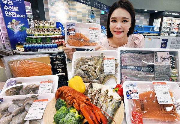 ▲ 홈플러스는 바다의 날을 맞아 오는 1일까지 다양한 수산물을 할인하는 ‘월드 시푸드 페스티벌’을 진행한다고 29일 밝혔다.