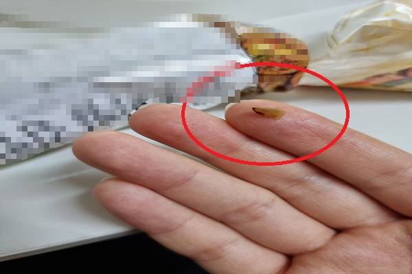 ▲편의점에서 산 김밥에서 딱딱한 이물질이 나와 소비자가 불만을 표했다