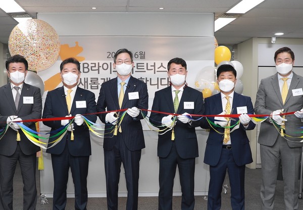 ▲(왼쪽부터) 김정수 KB라이프파트너스 신임 대표이사 사장, 김성수 영업총괄 본부장, 민기식 푸르덴셜생명 대표이사 사장, 김동연 LP, 강신규 SM, 김용호 AM