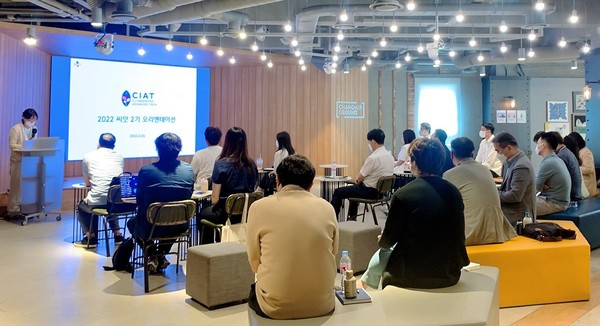 ▲지난 달 26일 강남구에 위치한 회성빌딩에서 씨앗 2기에 선정된 10개 기업을 대상으로 오리엔테이션이 진행됐다