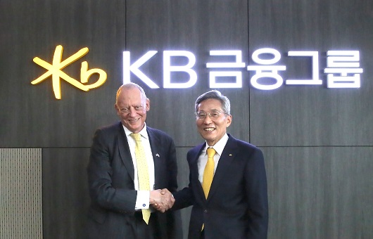 ▲ 3일 오전 KB국민은행 신관에서 윤종규 KB금융그룹 회장(오른쪽)과 게리 그림스톤 영국 국제통상 및 에너지·산업전략 부장관(왼쪽)이 미팅을 끝내고 기념촬영을 하고 있다.