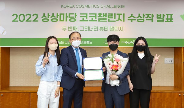 ▲이상학 KT&G 지속경영본부장(왼쪽)과 최종 수상팀인 온숲(오른쪽)