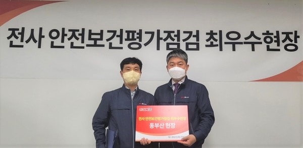 ▲ 조유선 SM상선 건설부문 대표(오른쪽)가 최우수 현장에 포상하고 있다.