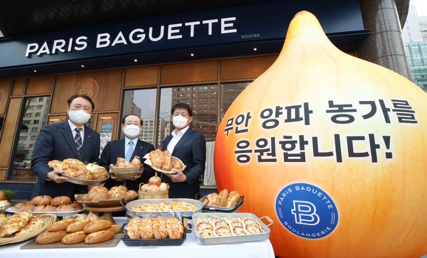 ▲올해 4월 6일 서울 서초구 파리바게뜨 강남서초점에서 열린 무안 양파 농가 돕기 'ESG 행복상생' 행사에서 황재복 SPC그룹 대표이사(가운데)와 권준학 농협은행장(왼쪽), 서삼석 국회의원(전남영암∙무안∙신안군,농림축산식품해양수산위원회)(오른쪽)이 '무안양파빵'을 들고 기념 촬영을 하고 있다