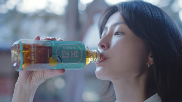 ▲신제품 '태양의 원차 주전자차'의 첫 광고 모델로 선정된 정유미 씨