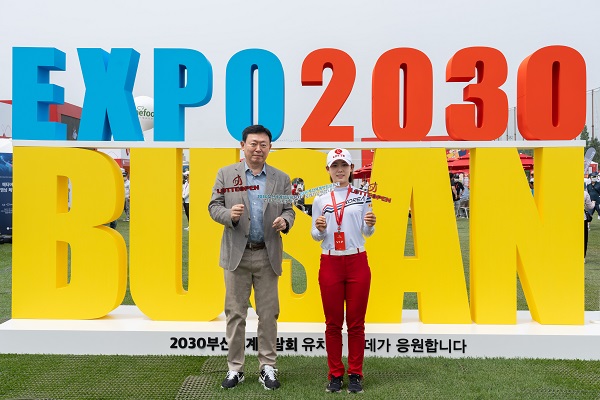 지난 4일 롯데 오픈 경기가 열리는 인천 베어즈베스트 청라를 방문해 부산세계박람회 포토월 앞에선 신동빈 롯데 회장