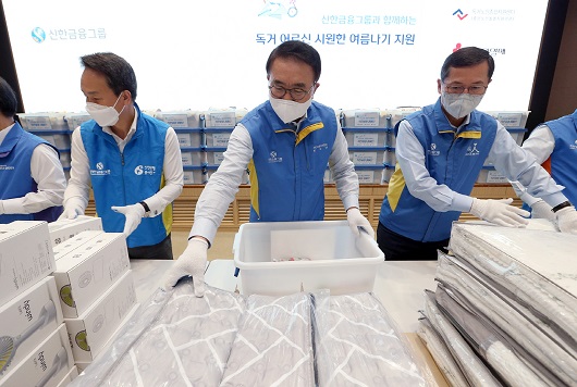 ▲ 이날 행사에 참여한 조용병 신한금융그룹 회장(사진 가운데)과 진옥동 신한은행장(사진 왼쪽), 임영진 신한카드 사장이(사진 오른쪽)이 '독거노인 여름나기 키트'를 제작하는 봉사활동을 하고 있다.