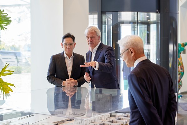 이재용 삼성전자 부회장이 14일(현지시간) ASML 본사에서 피터 베닝크 CEO와 협력 방안을 논의했다.