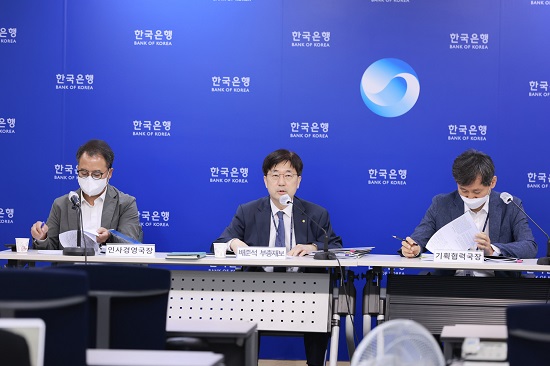 ▲ 16일 열린 한국은행 경영인사 혁신방안 설명회. (왼쪽부터) 채병득 인사경영국장, 배준석 부총재보, 정호석 기획협력국장