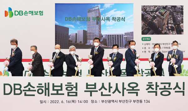 ▲ 부산 서면에서 DB그룹 김남호 회장(사진 왼쪽 다섯번째), DB손해보험 김정남 부회장(사진 왼쪽 네번째),DB생명 김영만 사장(사진왼쪽 여섯번째)과 주요 관계자들이 참석해 신사옥 착공식 기념촬영을 하고 있다.