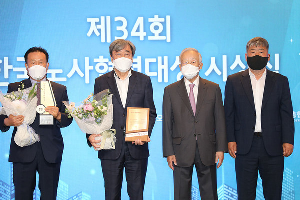 ▲(왼쪽부터) 제34회 한국노사협력대상 시상식에서 중견·중소기업부문 대상을 수상한 유준식 샘표식품 노조위원장과 박진선 샘표식품 대표가 손경식 경총 회장, 김동명 한국노총 위원장과 기념 촬영을 했다.