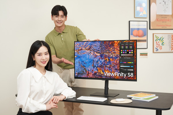 ▲삼성전자 모델이 서울에 위치한 한 스튜디오에서 뷰피니티 S8 신제품을 선보이고 있다.