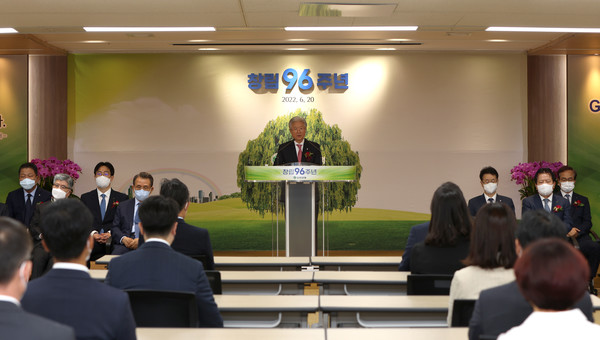 ▲조욱제 사장이 창립 96주년 행사에서 기념사를 하고 있다