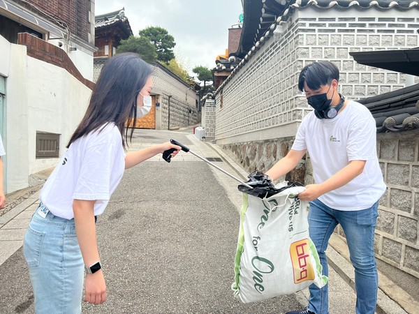 ▲제너시스BBQ 그룹 대학생 봉사단 BBQ 올리버스가 지난 18일 북촌 한옥마을 일대에서 플로깅을 펼치고 있다