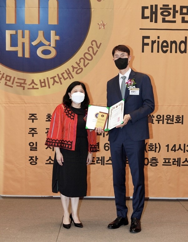 ▲(왼쪽부터) 주한 필리핀 대사 마리아 테레사 디존-데베가, 메르세데스-벤츠 코리아 고객 서비스 마케팅 최정식 상무