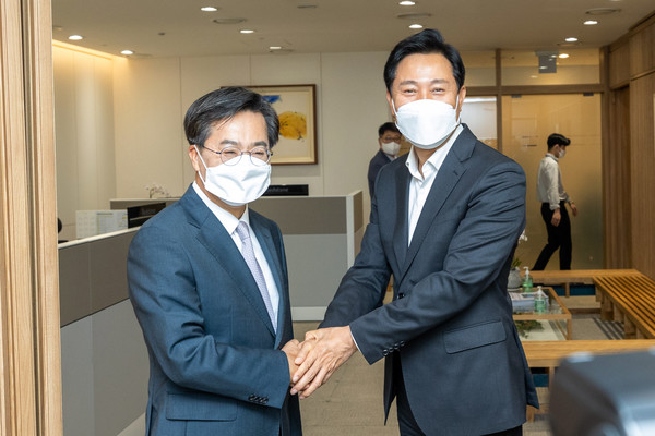 김동연 당선인(왼쪽), 오세훈 서울 시장