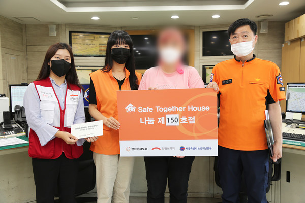 ▲한화손해보험 서울지역본부 봉사단이 21일 오후 서울 강남소방서에서 최영현 안전팀장(사진 오른쪽)과 함께 피해 주민에게 위로금과 구호세트를 전달했다.