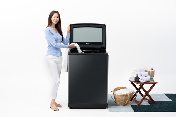 ▲삼성전자 모델이 국내 최대 용량 전자동 세탁기 '그랑데 통버블' 25Kg 제품을 소개하고 있다.