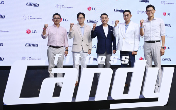 ▲ 사진 왼쪽부터 피트니스캔디 심우택 대표, SM엔터테인먼트 이성수 공동대표, LG전자 CEO 조주완 사장, SM엔터테인먼트 탁영준 공동대표, 피트니스캔디 김비오 부대표.