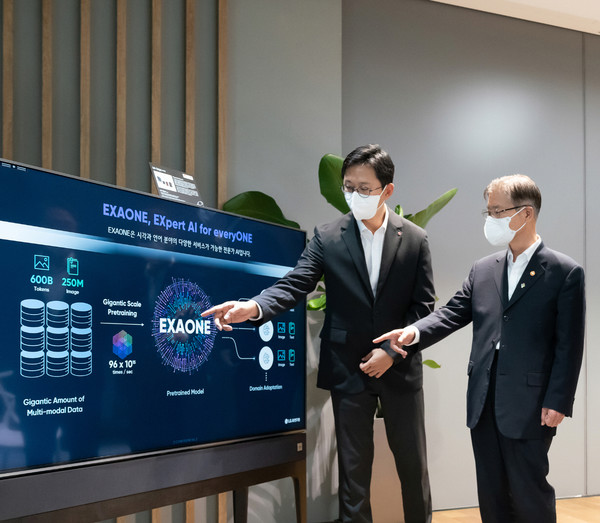 30일 오전 서울 마곡 LG사이언스파크에서 배경훈 LG AI연구원장(왼쪽)이 이정식 고용노동부 장관에게 LG의 초거대 AI EXAONE(엑사원) 기술을 소개하고 있다