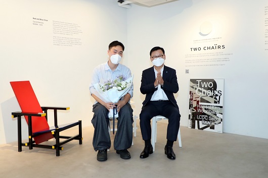▲ 이원덕 우리은행장(오른쪽)과 이번 전시회 작품을 제작한 김하늘 디자이너가 기념촬영을 하고 있다.