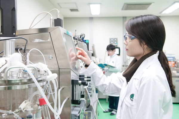▲신약개발 연구를 진행 중인 유한양행 중앙연구소 연구원들